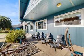 Terrace/patio - Beautiful oceanview home with enclosed yard, washer/dryer, WiFi, & Netflix (Brookings)
