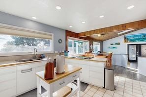 Fridge, microwave, oven, stovetop - Beautiful oceanview home with enclosed yard, washer/dryer, WiFi, & Netflix (Brookings)