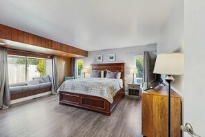3 bedrooms, iron/ironing board, WiFi, bed sheets - Beautiful oceanview home with enclosed yard, washer/dryer, WiFi, & Netflix (Brookings)
