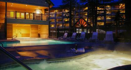 Luxury Mt. Hood condo w/shared pool/ hot tub, private balcony + skiing access