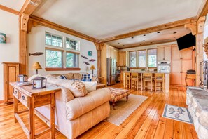 TV, fireplace, DVD player - Beautiful mountain retreat with 2 suites & bunkroom, walk to dining & amenities (Government Camp)
