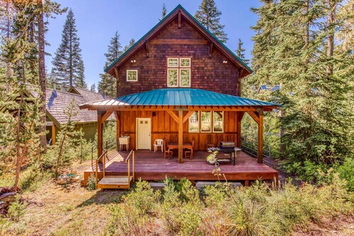 Beautiful mountain retreat with 2 suites & bunkroom, walk to dining & amenities