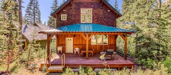Beautiful mountain retreat with 2 suites & bunkroom, walk to dining & amenities