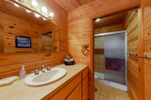 Douche, séchoir à cheveux, serviettes fournies