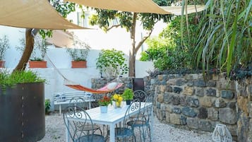 Deluxe Apartment, Courtyard View | Outdoor dining