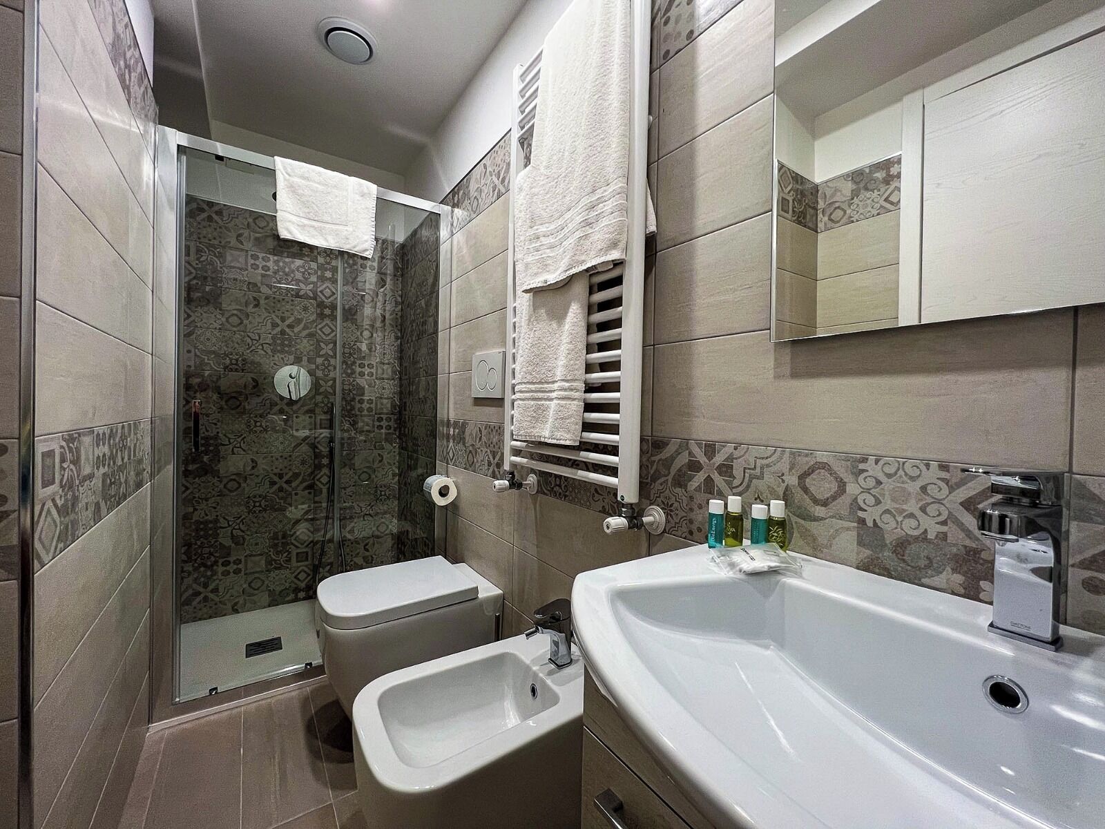 Basic-Apartment, Blick auf den Innenhof | Badezimmer