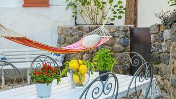 Deluxe Apartment, Courtyard View | Outdoor dining