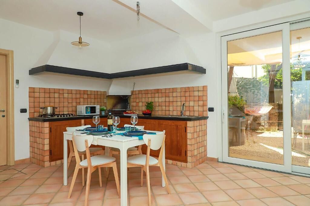 Deluxe Apartment, Courtyard View | Dining