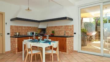 Deluxe Apartment, Courtyard View | Dining