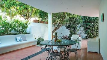 Superior appartement, uitzicht op de binnenplaats | Uitzicht vanuit de kamer