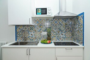 Basic Apartment, Courtyard View | Private kitchen - Villa Trani - close to the beach (Ischia)