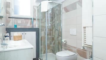 Superior Apartment, Courtyard View | Bathroom