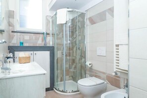 Apartemen Superior, pemandangan halaman | Kamar mandi