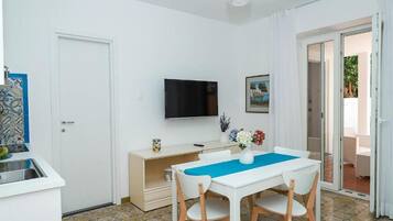 Basic-Apartment, Blick auf den Innenhof | Speisen