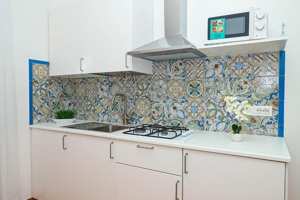 Appartement Supérieur, vue cour intérieure | Cuisine privée | Réfrigérateur, micro-ondes, plaque de cuisson, machine à expresso