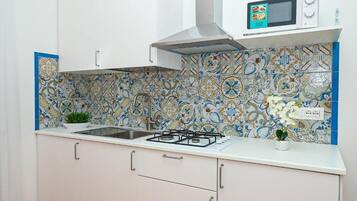 Appartement Supérieur, vue cour intérieure | Cuisine privée | Réfrigérateur, micro-ondes, plaque de cuisson, machine à expresso