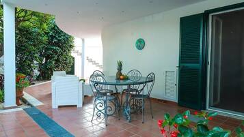 Superior-Apartment, Blick auf den Innenhof | Speisen im Freien