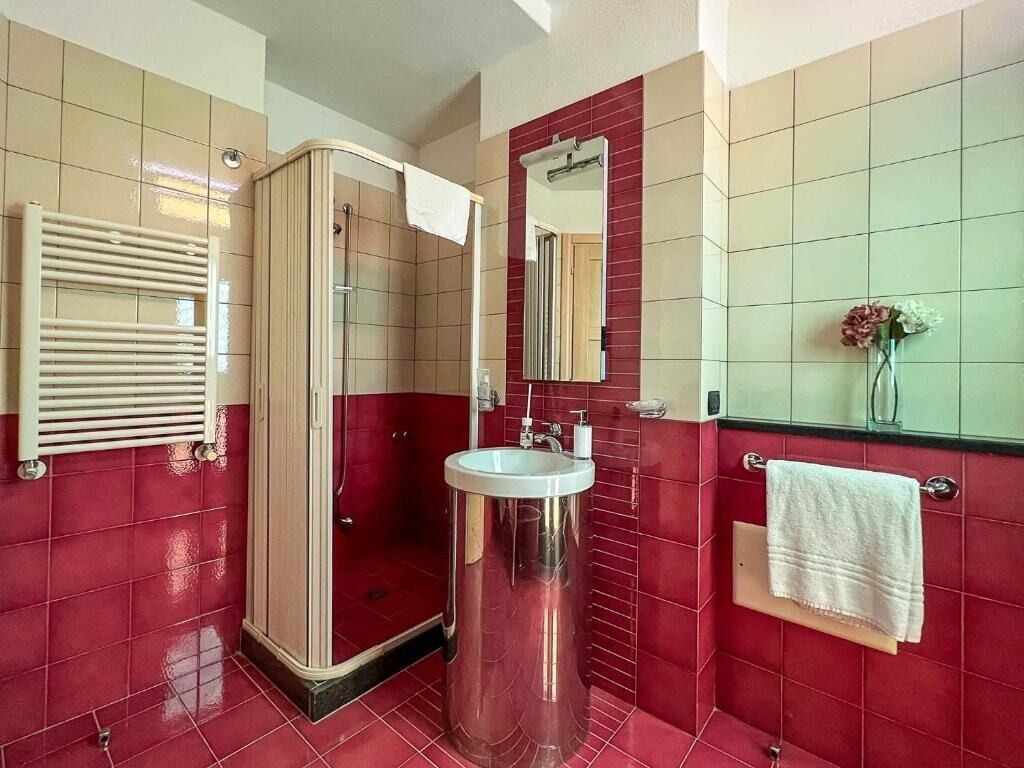 Appartement Deluxe, vue cour intérieure | Salle de bain | Articles de toilette gratuits, sèche-cheveux, bidet, serviettes fournies