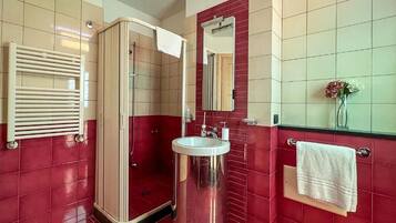 Appartement Deluxe, vue cour intérieure | Salle de bain | Articles de toilette gratuits, sèche-cheveux, bidet, serviettes fournies