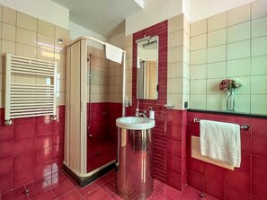 Deluxe Apartment, Courtyard View | Bathroom | Free toiletries, hair dryer, bidet, towels