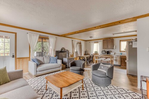 Recently updated in 2024-Large, dog-friendly home with covered deck