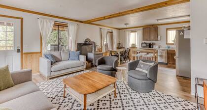 Recently updated in 2024-Large, dog-friendly home with covered deck