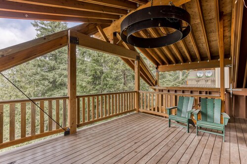 Recently updated in 2024-Large, dog-friendly home with covered deck