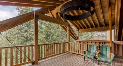 Recently updated in 2024-Large, dog-friendly home with covered deck