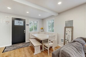 Dining - Charming family-friendly home near the ocean, full kitchen, WIFI, washer & dryer (Seaside)