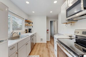 Fridge, microwave, oven, stovetop - Charming family-friendly home near the ocean, full kitchen, WIFI, washer & dryer (Seaside)