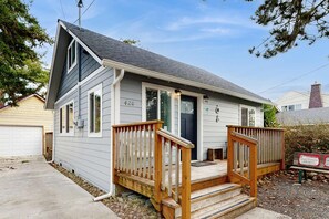 Exterior - Charming family-friendly home near the ocean, full kitchen, WIFI, washer & dryer (Seaside)