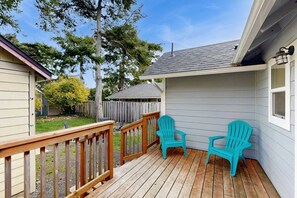 Terrace/patio - Charming family-friendly home near the ocean, full kitchen, WIFI, washer & dryer (Seaside)