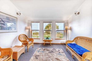 TV, fireplace, DVD player, offices - Dog-Friendly Home with Wood-Burning Fireplace and Ocean Views - Near the beach (Coos Bay)