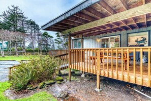 Terrace/patio - Dog-Friendly Home with Wood-Burning Fireplace and Ocean Views - Near the beach (Coos Bay)