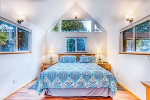 3 bedrooms, iron/ironing board, WiFi, bed sheets - Dog-Friendly Home with Wood-Burning Fireplace and Ocean Views - Near the beach (Coos Bay)