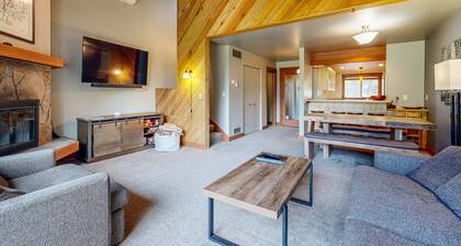 Central Oregon condos with pools, athletic courts, wood fireplace, & gas grill