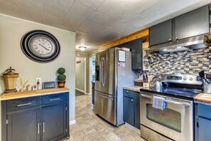 Fridge, microwave, oven, stovetop - Remodeled, dog-friendly Willamette Valley home with large fenced yard (Eugene)