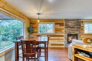 Interior - Remodeled, dog-friendly Willamette Valley home with large fenced yard (Eugene)