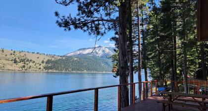 Lakefront home with wraparound deck, modern appliances, WiFI & dog-friendly