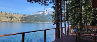 Lakefront home with wraparound deck, modern appliances, WiFI & dog-friendly