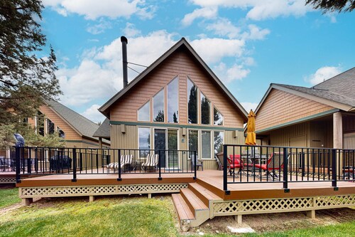 Lovely home with deck, shared pool, gym, hot tub, & tennis