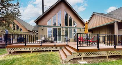 Lovely home with deck, shared pool, gym, hot tub, & tennis