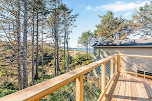 Property grounds - Beautiful Home with Ocean and Yaquina Lighthouse Views - Walk to the Beach (Newport)