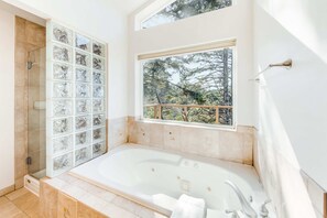 Shower - Beautiful Home with Ocean and Yaquina Lighthouse Views - Walk to the Beach (Newport)