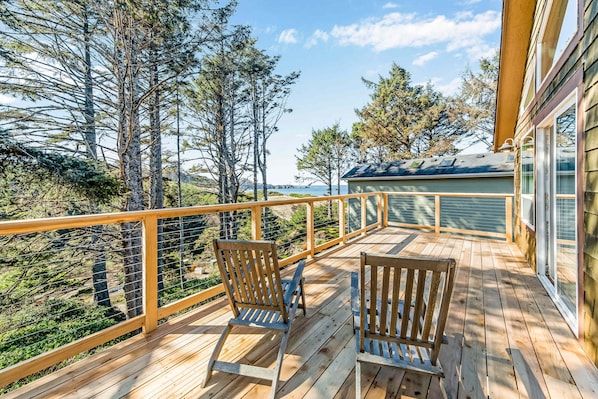 Terrace/patio - Beautiful Home with Ocean and Yaquina Lighthouse Views - Walk to the Beach (Newport)