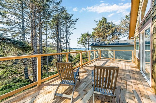 Beautiful Home with Ocean and Yaquina Lighthouse Views - Walk to the Beach