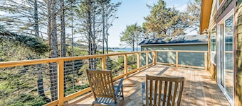 Beautiful Home with Ocean and Yaquina Lighthouse Views - Walk to the Beach
