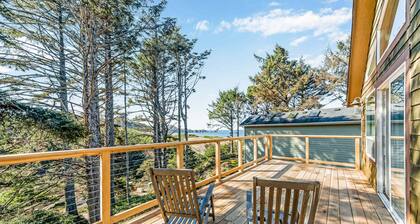 Beautiful Home with Ocean and Yaquina Lighthouse Views - Walk to the Beach