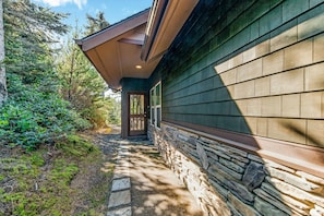 Exterior - Beautiful Home with Ocean and Yaquina Lighthouse Views - Walk to the Beach (Newport)