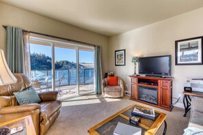 Living area - Gorgeous riverfront rental with excellent views & large private deck (Florence)